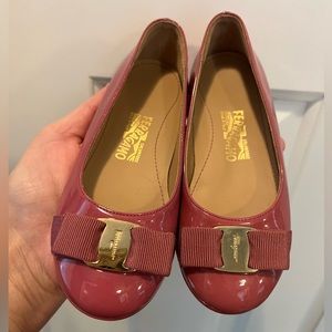 New Salvatore Ferragamo little girls mauve patent leather shoes